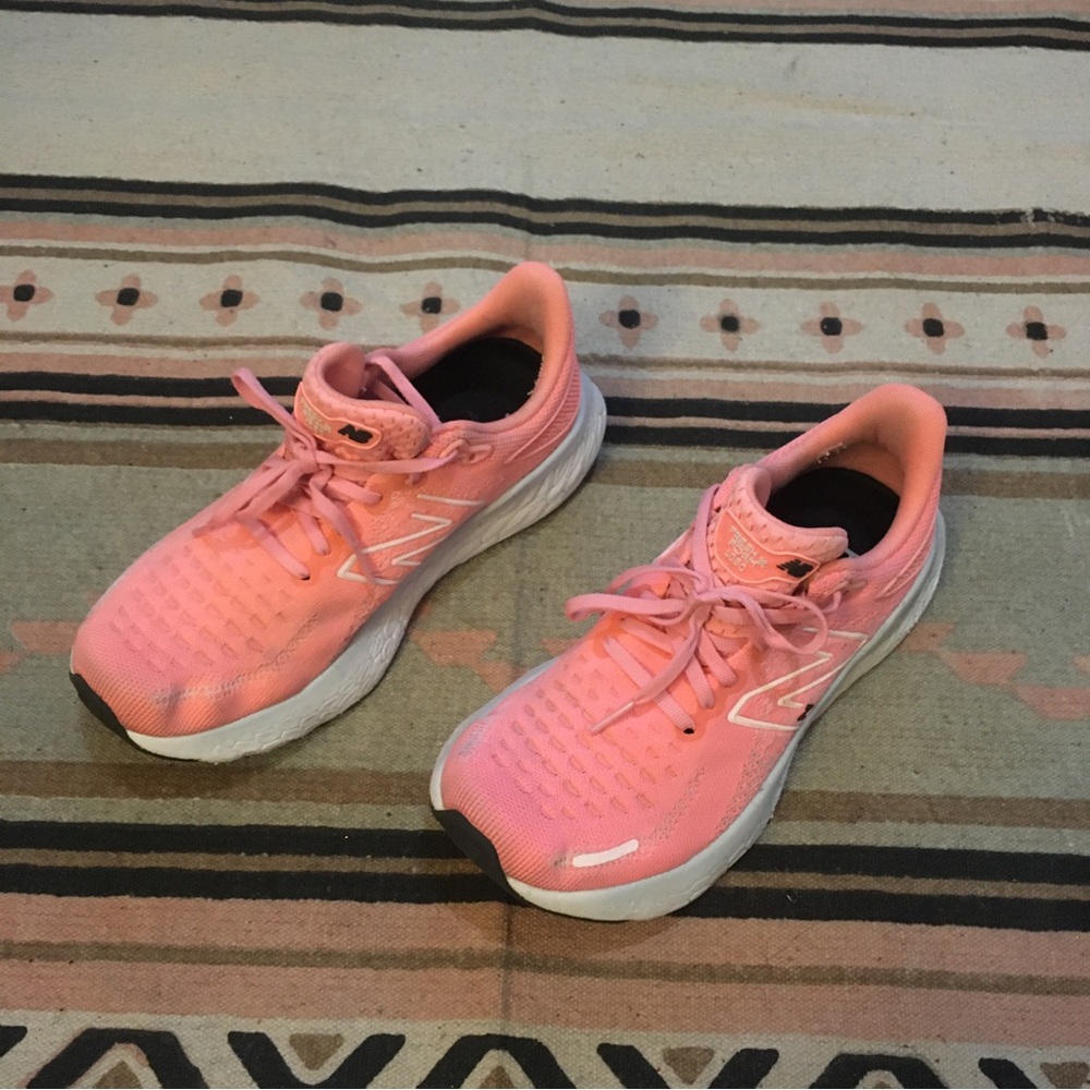 New Balance women’s 7.5 Fresh Foam 1080 Pink & White NB sneakers athletic GUC - Picture 4 of 12